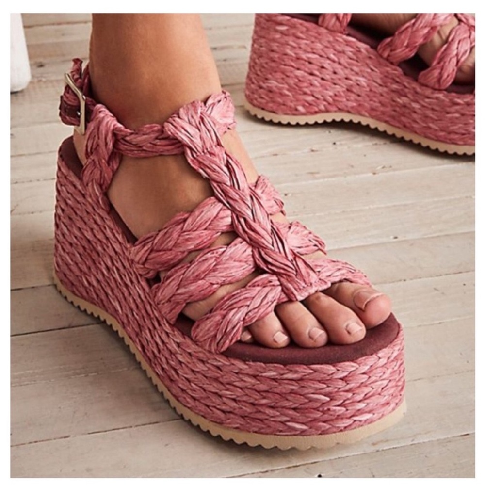 Free People NWOT raspberry raffia rendezvous platforms